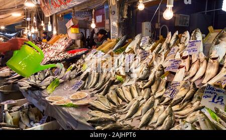 Fischmarkt auf historischen Havra Street, Kemeralti, Izmir, Türkei. Stockfoto