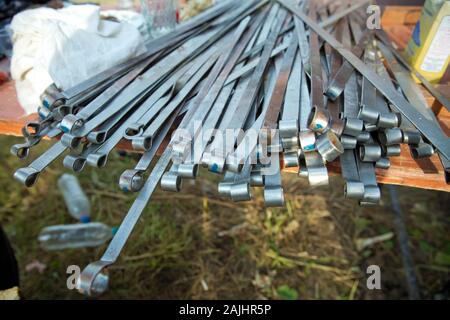 Metall-röster für Shish Kebab. hish Kebab am Spieß in Eisen Schüssel bereit auf Holzkohle zubereitet werden. Stockfoto