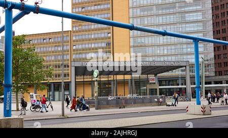 Der Potsdamer Platz, einer der wichtigsten U-Bahn-Stationen in der Innenstadt von Berlin, ist voller Touristen, Shopper und Geschäftsleute, die mit dem Pendeln beschäftigt sind. Stockfoto