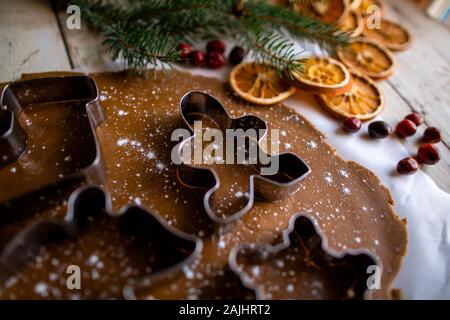 Festliche Lebkuchen hohe Seite Winkel Schuss von Ausstechform auf Teig Stockfoto