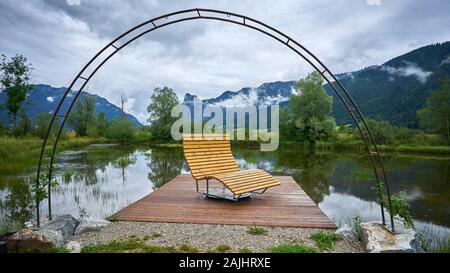 Ein überdimensionaler Liegestuhl in Gunwharf Quays in Portsmout