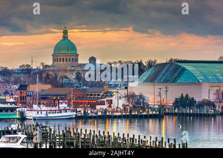 Annapolis, Maryland, USA Stadt Skyline an der Chesapeake Bay mit der United States Naval Academy Kapelle Kuppel. Stockfoto