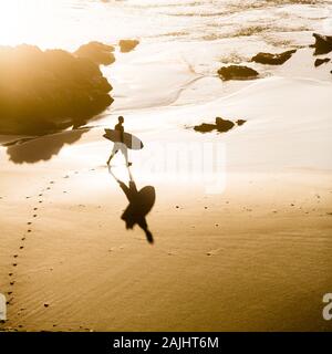 Blick von oben auf ein Surfer am Strand Stockfoto