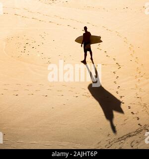 Blick von oben auf ein Surfer am Strand Stockfoto