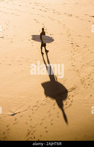 Blick von oben auf ein Surfer am Strand Stockfoto