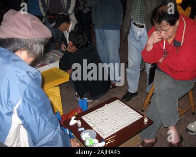 Chinesische Spieler spielen in einer Straße von Hongkong Stockfoto