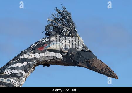 Nahaufnahme des Kopfes der recycelten Roadrunner Skulptur auf einem Rastplatz an der Interstate 10 westlich von Las Cruces, New Mexico Stockfoto