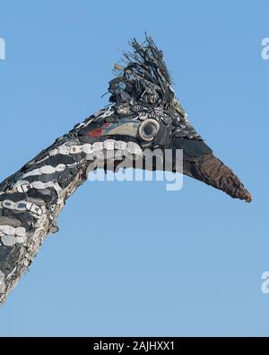 Nahaufnahme des Kopfes der recycelten Roadrunner Skulptur auf einem Rastplatz an der Interstate 10 westlich von Las Cruces, New Mexico Stockfoto