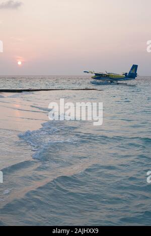 Sonnenuntergang über Meedhuparu Insel der Malediven zu Weihnachten, mit einem Wasserflugzeug nur Landung Stockfoto