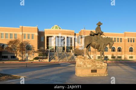 Skulptur von Patrick Floyd Jarvis Garrett vor der Chaves County Courthouse in der Main Street in Roswell, New Mexico Stockfoto