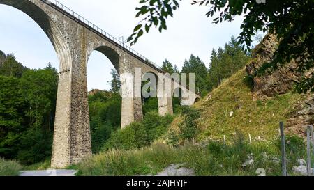 Historisches Revennabruck Train Viaduct tief im Herzen des Schwarzwalds in Bayern, Deutschland Stockfoto