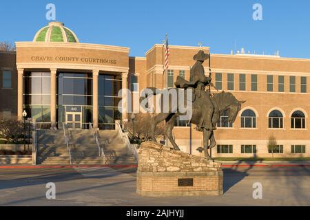 Skulptur von Patrick Floyd Jarvis Garrett vor der Chaves County Courthouse in der Main Street in Roswell, New Mexico Stockfoto