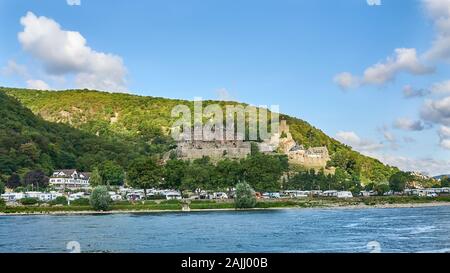 Blick auf die Landschaft vom Rhein aus auf das Touristenziel Schloss Reichenstein am sonnigen Sommertag von KD Cruise Line. Stockfoto