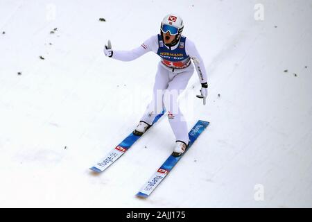 Innsbruck, Österreich. 04 Jan, 2020. Ski Nordisch/Skispringen: Weltcup, Vierschanzentournee, Big Hill, Männer, 1. Marius Lindvik, Skispringer aus Norwegen, Beifall bei der Landung. Credit: Daniel Karmann/dpa/Alamy leben Nachrichten Stockfoto