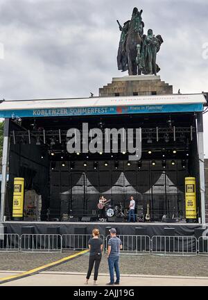 Musiker bereiten sich auf ihren Bandstand-Auftritt beim Sommerfest "Rhein im Flammen" am Rhein in Flammen vor. Stockfoto