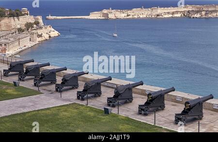Valletta, Malta - 20. August 2018: Der ehrenkompanie Batterie - Upper Barrakka Gärten, das Meer und den Hafen in Valletta, Malta Stockfoto