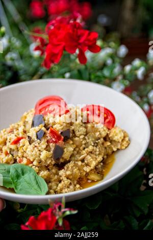 Hirse mit Feta, Auberginen und Tomaten Stockfoto