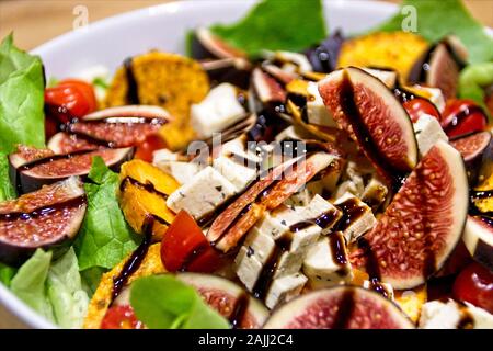 Salat mit Bild Obst und süße Kartoffeln Stockfoto