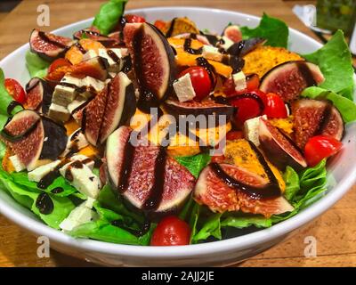 Salat mit Bild Obst und süße Kartoffeln Stockfoto