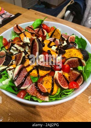 Salat mit Bild Obst und süße Kartoffeln Stockfoto