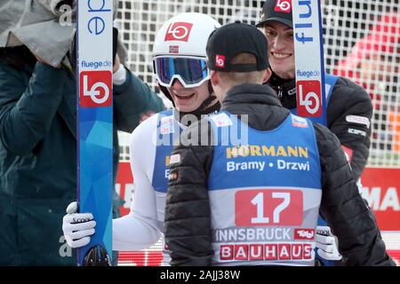 Innsbruck, Österreich. 04 Jan, 2020. Ski Nordisch/Skispringen: Weltcup, Vierschanzentournee, Big Hill, Männer, 2. Marius Lindvik) l), Skispringer aus Norwegen, Beifall für den Sieg im Zielbereich. Credit: Daniel Karmann/dpa/Alamy leben Nachrichten Stockfoto