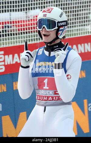 Innsbruck, Österreich. 04 Jan, 2020. Ski Nordisch/Skispringen: Weltcup, Vierschanzentournee, Big Hill, Männer, 2. Marius Lindvik, Skispringer aus Norwegen, Beifall für den Sieg im Zielbereich. Credit: Daniel Karmann/dpa/Alamy leben Nachrichten Stockfoto