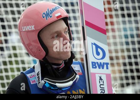 Innsbruck, Österreich. 04 Jan, 2020. Ski Nordisch/Skispringen: Weltcup, Vierschanzentournee, Big Hill, Männer, 2. Dawid Kubacki, Skispringer aus Polen, reagiert im Zielbereich. Credit: Daniel Karmann/dpa/Alamy leben Nachrichten Stockfoto