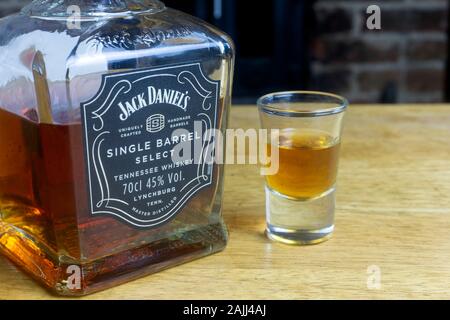 Schuss Whiskey neben einer Flasche Jack Daniels Single Barrel wählen Stockfoto