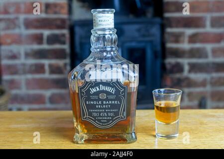 Schuss Whiskey neben einer Flasche Jack Daniels Single Barrel wählen Stockfoto