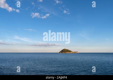 Die Insel Gallinara, Ligurisches Meer, Italienische Riviera, Fernsicht Stockfoto