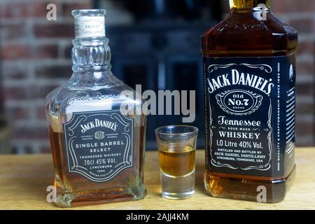 Schuss Whiskey neben einer Flasche Jack Daniels Single Barrel auswählen und alte Nr. 7 Stockfoto