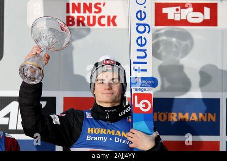 Innsbruck, Österreich. 04 Jan, 2020. Ski Nordisch/Skispringen: Weltcup, Vierschanzentournee, Big Hill, Männer, 2. Sieger Marius Lindvik, Skispringer aus Norwegen, feiert seinen ersten Platz mit der Schale an der Zeremonie des Gewinners. Credit: Daniel Karmann/dpa/Alamy leben Nachrichten Stockfoto