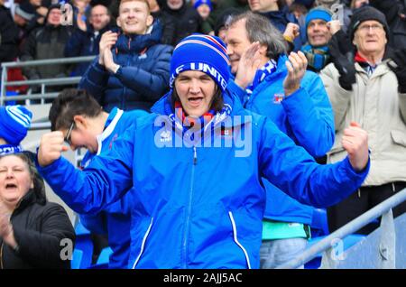 4. Januar 2020; Cardiff City Stadium, Cardiff, Glamorgan, Wales; den englischen FA Cup Fußball, Cardiff City versus Carlisle; Carlisle United Fans feiern, nachdem sie Seite die Führung übernehmen - Streng redaktionelle Verwendung. Keine Verwendung mit nicht autorisierten Audio-, Video-, Daten-, Spielpläne, Verein/liga Logos oder "live" Dienstleistungen. On-line-in-Match mit 120 Bildern beschränkt, kein Video-Emulation. Keine Verwendung in Wetten, Spiele oder einzelne Verein/Liga/player Publikationen Stockfoto