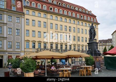 Fassade des berühmten Steigenberger Hotels mit Straßencafé in Dresden, Deutschland, Stockfoto