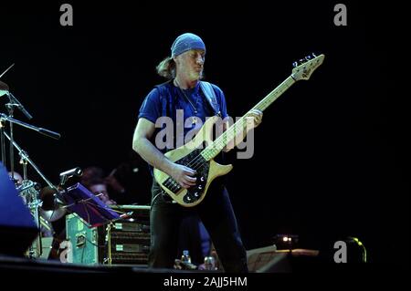 Mailand Italien vom 23. Oktober 2000 Live Konzert von Deep Purple & Rumänien Spitzenbank + Ronnie James Dio am Fila Forum Assago: Roger Glover während des Konzerts Stockfoto