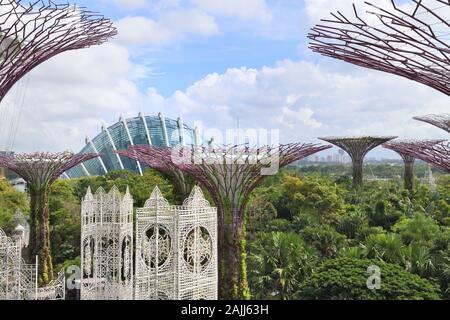 Allgemeine Ansicht von Skywalk über die Gärten an der Bucht und Flowerdome in Singapur. Stockfoto