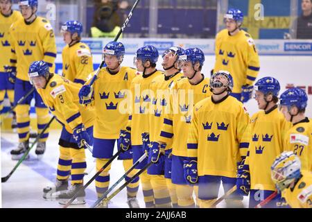 Ostrava, Tschechische Republik. 04 Jan, 2020. L-R Hockeyspieler von Schweden U20 vor der 2020 IIHF World Junior Eishockey WM Halbfinale zwischen Schweden und Russland in Ostrava, Tschechische Republik, am 4. Januar 2020. Credit: Jaroslav Ozana/CTK Photo/Alamy leben Nachrichten Stockfoto