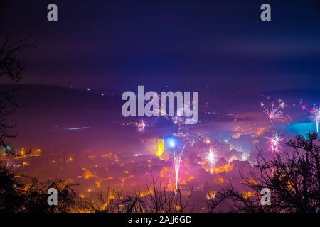 Deutschland, riesige Silvester Feier um Mitternacht mit unzähligen Feuerwerk explodierenden über Skyline von rudersberg bei Nacht, Luftbild oben Stockfoto