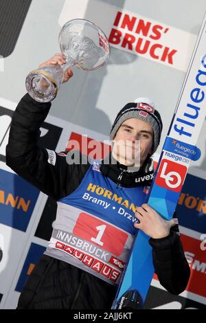 Innsbruck, Österreich. 04 Jan, 2020. Ski Nordisch/Skispringen: Weltcup, Vierschanzentournee, Big Hill, Männer, 2. Sieger Marius Lindvik, Skispringer aus Norwegen, feiert seinen ersten Platz mit der Trophäe bei der Preisverleihung. Credit: Daniel Karmann/dpa/Alamy leben Nachrichten Stockfoto