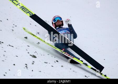 Innsbruck, Österreich. 04 Jan, 2020. Ski Nordisch/Skispringen: Weltcup, Vierschanzentournee, Big Hill, Männer, 2. Daniel Huber, Skispringer aus Österreich, stürzt auf die Landung vor. Credit: Daniel Karmann/dpa/Alamy leben Nachrichten Stockfoto