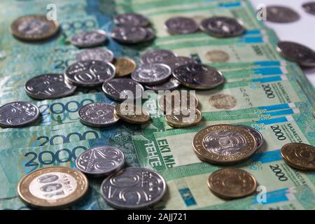 Papier Banknoten KZT tenge. Tenge ist die nationale Währung der Bank von Kasachstan Kasachstan. Stockfoto