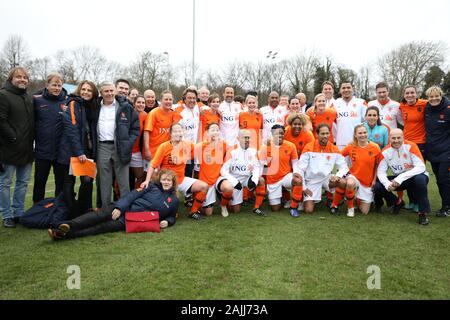 Haarlem, Niederlande. 04 Jan, 2020. HAARLEM, 19-12-2019, Sportpark, Spanjaardslaan Nieuwjaarswedstrijd, beide Ex-internationale Mannschaften (Männer und Frauen) während der Nieuwjaarswedstrijd Ereignis in Haarlem News News News Credit: Pro Schüsse/Alamy leben Nachrichten Stockfoto