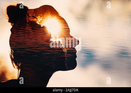 Sun Einblicke hinter den Wolken im Kopf der Frau. Stockfoto