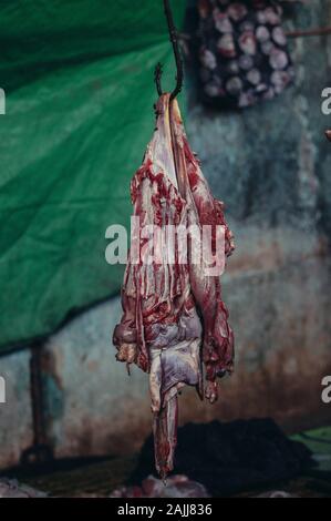 Fleisch hängen an Haken an Markt in Myanmar Stockfoto