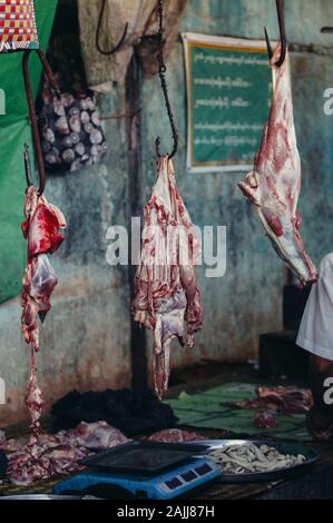 Fleisch hängen an Haken an Markt in Myanmar Stockfoto