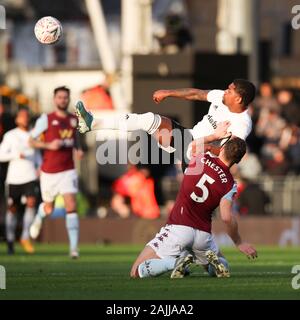 London, Großbritannien. 04 Jan, 2020. Ivan Cavaleiro von Fulham und James Chester (C) von Aston Villa Herausforderung für die Kugel während der Dritten Runde des FA Cup Match zwischen Fulham und Aston Villa im Craven Cottage, London, England am 4. Januar 2020. Foto von Ken Funken. Nur die redaktionelle Nutzung, eine Lizenz für die gewerbliche Nutzung erforderlich. Keine Verwendung in Wetten, Spiele oder einer einzelnen Verein/Liga/player Publikationen. Credit: UK Sport Pics Ltd/Alamy Live News Credit: UK Sport Pics Ltd/Alamy leben Nachrichten Stockfoto