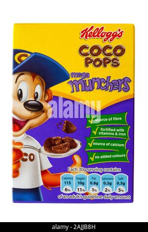 Schachtel mit Kellogg's Coco Pops Mega Munters Cerealien, Frühstückszerealien auf weißem Hintergrund isoliert - Kelloggs Cerealien Kellogg Cerealien Stockfoto