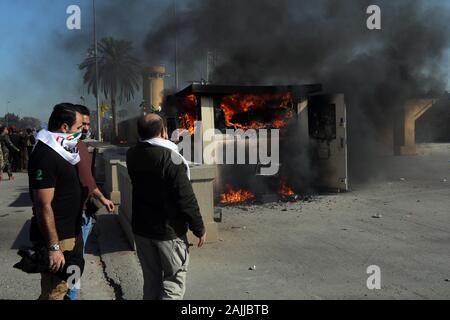 Peking, China. 31 Dez, 2019. Demonstranten in Brand gesetzt eine Wache Zimmer außerhalb der US-Botschaft in Bagdad, Irak zum 31.12.2019. Quelle: Khalil Dawood/Xinhua/Alamy leben Nachrichten Stockfoto