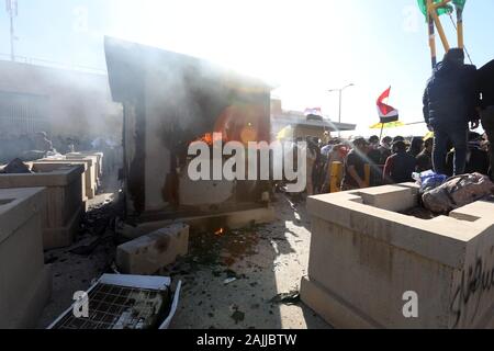 Peking, Irak. 31 Dez, 2019. Die Demonstranten versammelt sich vor der US-Botschaft in Bagdad, Irak, zum 31.12.2019. Quelle: Khalil Dawood/Xinhua/Alamy leben Nachrichten Stockfoto