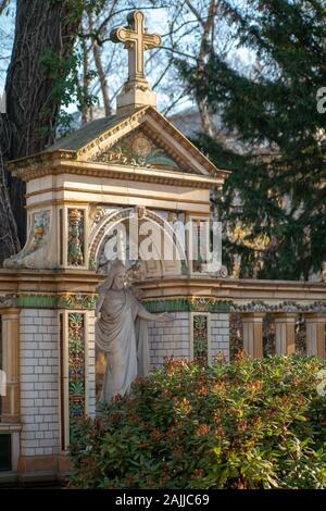 Bunte Mausoleum mit einer Statue von Jesus Christus auf dem Dorotheenstädtischen Friedhof in Berlin, Deutschland Stockfoto